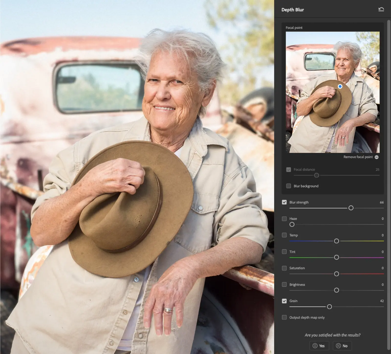 Funções de edição do Photoshop: filtro de desfoque de fundo com a amostra de um retrato de uma senhora que tem um chapéu e ela está encostada em um carro