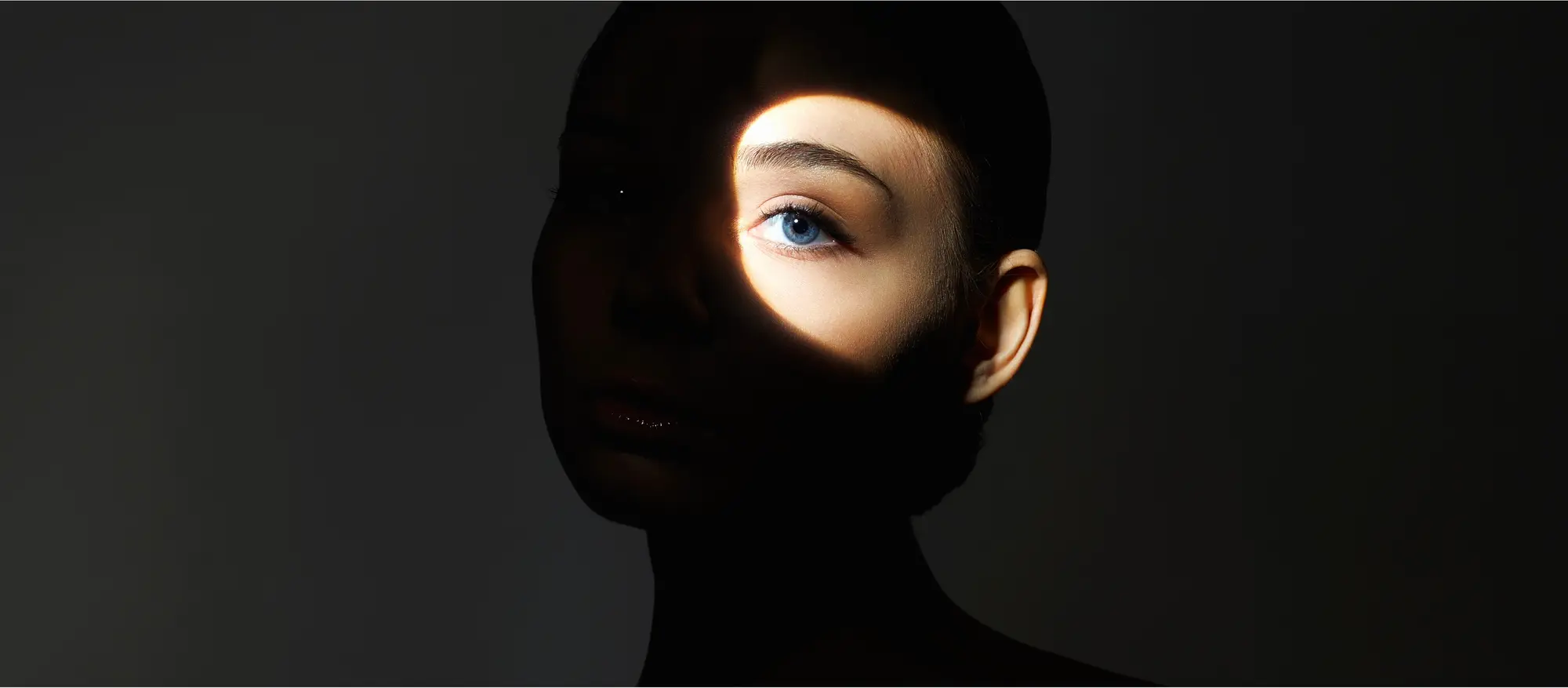 foto de uma mulher que só tem o olho iluminado