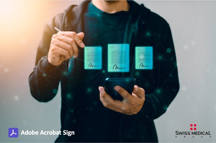 homem com dispositivo digital e hologramas eletronicos implementando estrategia de negocios