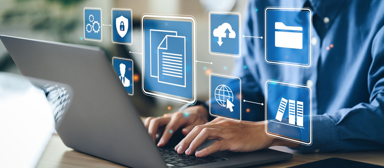 Mãos de um homem no teclado de um laptop usando o Adobe Acrobat Pro em um escritório, hologramas são vistos no computador