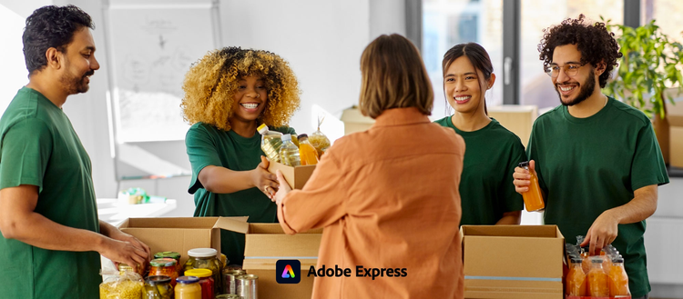 Uma mulher de camisa verde entregando uma caixa com comida e potes para outra pessoa, ao fundo há um homem e uma mulher da mesma organização sem fins lucrativos