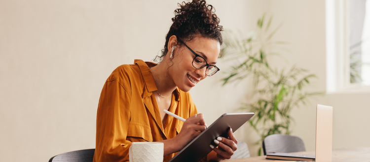 mulher escrevendo uma nota em seu tablet digital