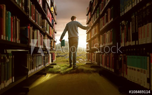 Mann in Bücherei mit lebhafter Fantasie