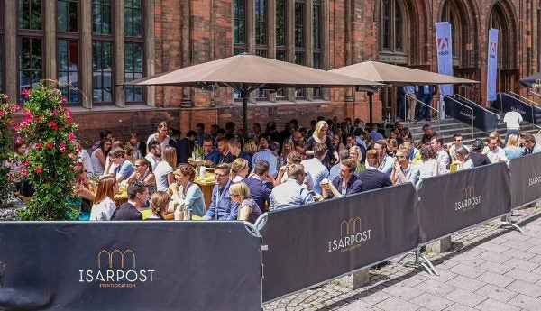 Gemeinsame Burgeressen beim Morning Bash