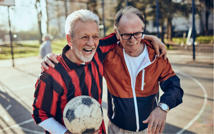 Ein Bild, das Person, Kleidung, Fußball, draußen enthält. KI-generierte Inhalte können fehlerhaft sein.