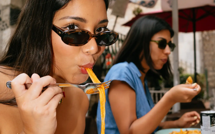 Ein Bild, das Person, Menschliches Gesicht, Kleidung, Schutzbrille enthält. KI-generierte Inhalte können fehlerhaft sein.