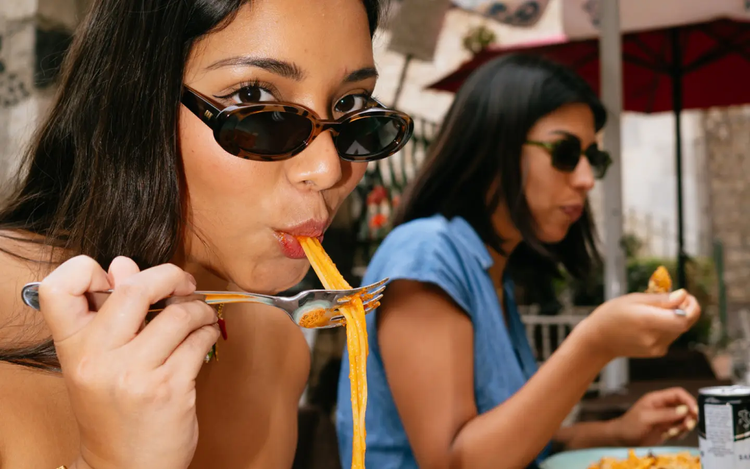 Ein Bild, das Person, Menschliches Gesicht, Kleidung, Schutzbrille enthält. KI-generierte Inhalte können fehlerhaft sein.