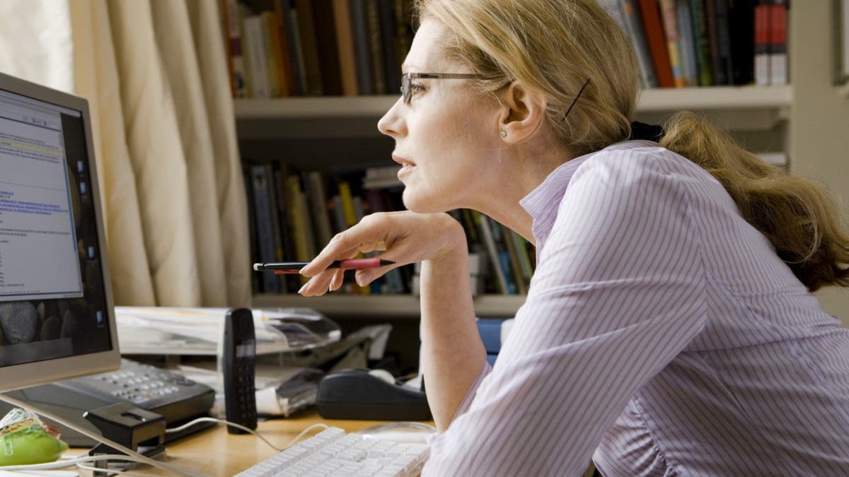 Информационные технологии в учебе. Работа за пк студенты. Компьютер для слепых. Графический дизайнер студент. Изучение компьютера для начинающих.