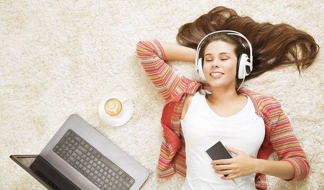 Я сижу музыку слушаю. Я сижу музыку слушаю. Чел слушает красный. Человек в наушниках. Я сижу музыку слушаю.