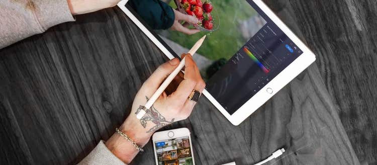 Person putting pencil to tablet.