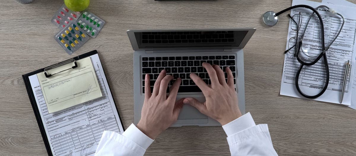 Человек печатает на компьютере. Печатает информацию. Человек с ноутбуком. Печать данных. Печатающие устройства вывода.