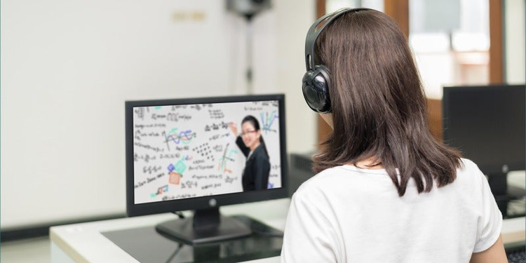 Woman watching a class online.