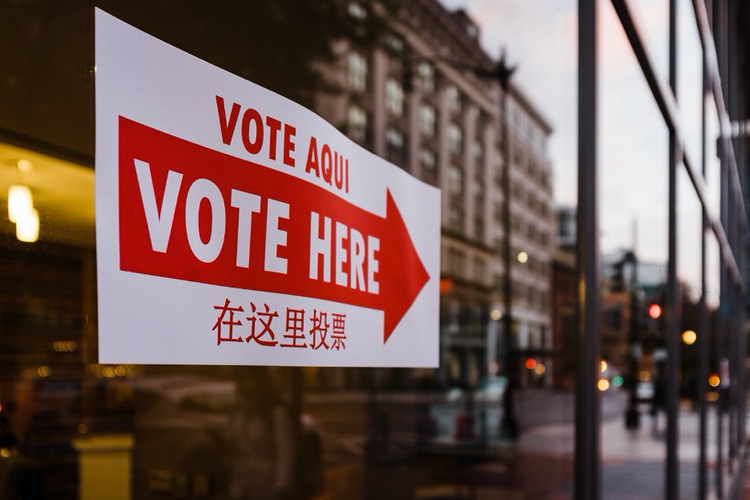 Vote here sign with an arrow.