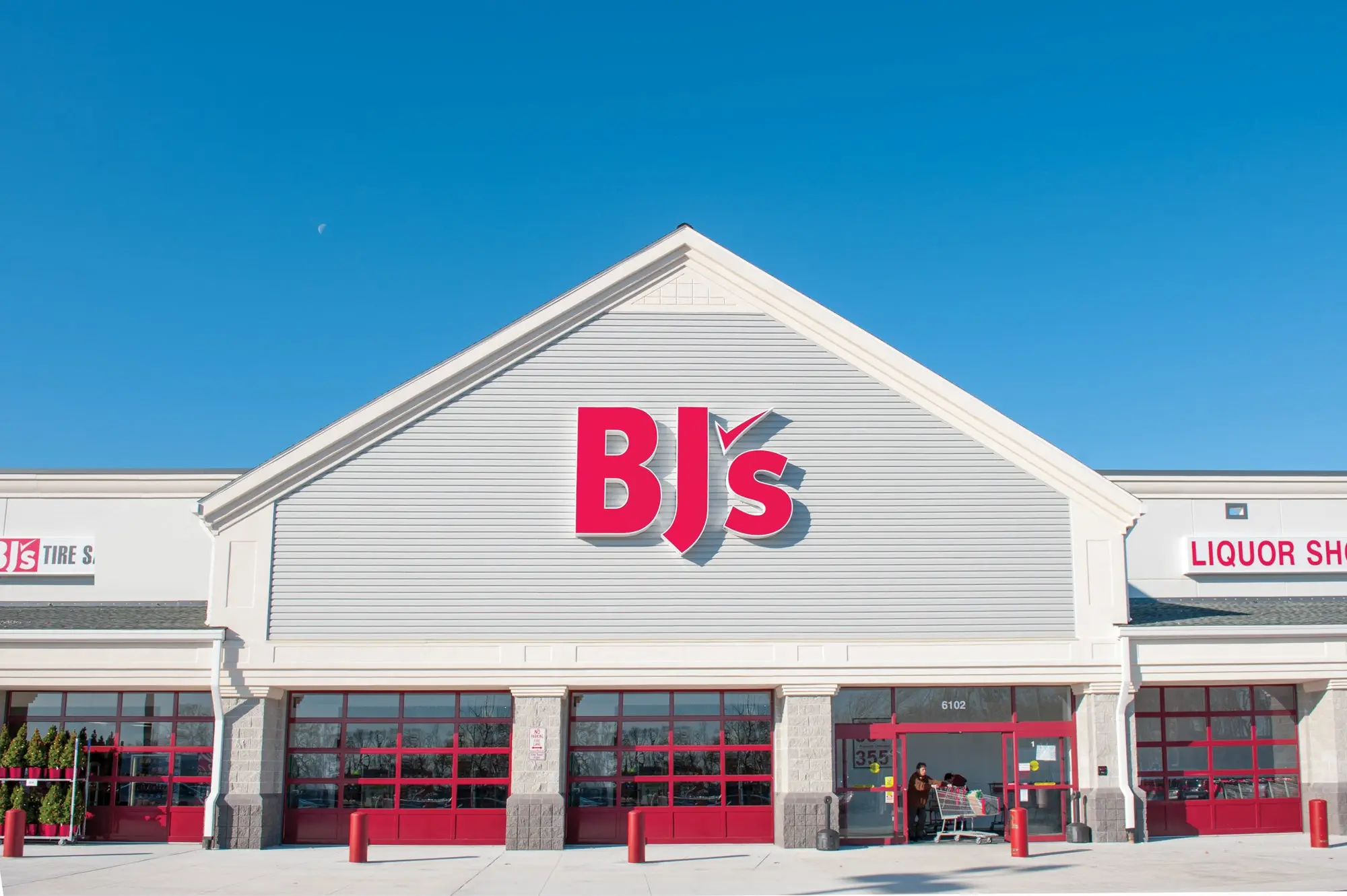 Photo of the outside of BJ's warehouse club. 