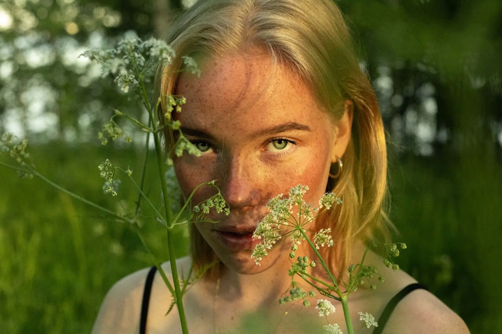 Image featuring the Finnish model Nea Hassinen. 