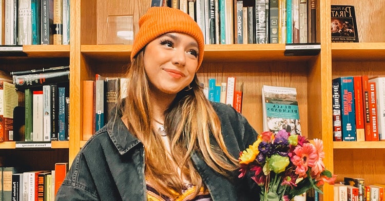 Image of Liz Espinoza — @thebeekid.