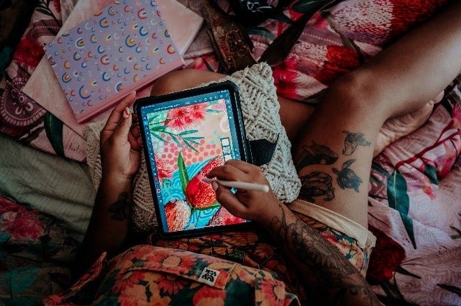 Bobbi Lockyer drawing an artwork on an iPad