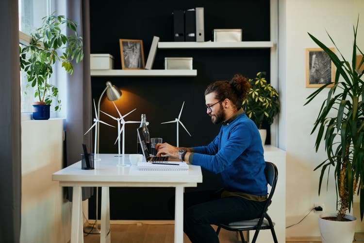 Man sitting at a desk on his laptop.