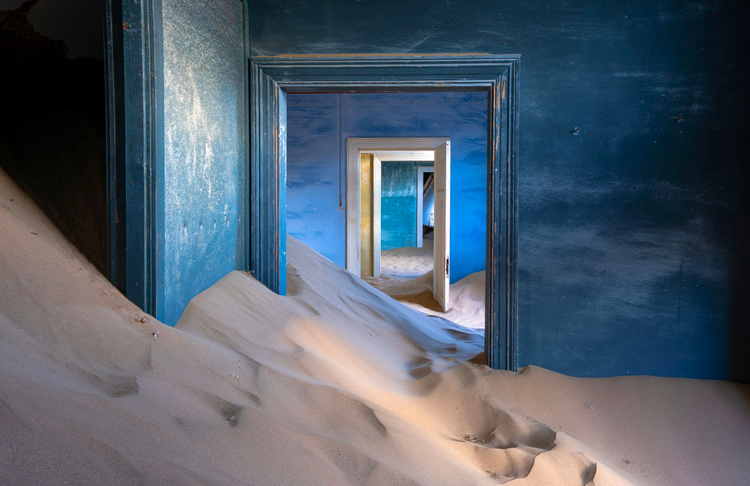 Image of a house filled with sand using an aperture of f 22. 