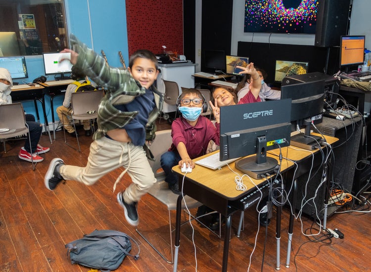 Image of kids on computers at APCH