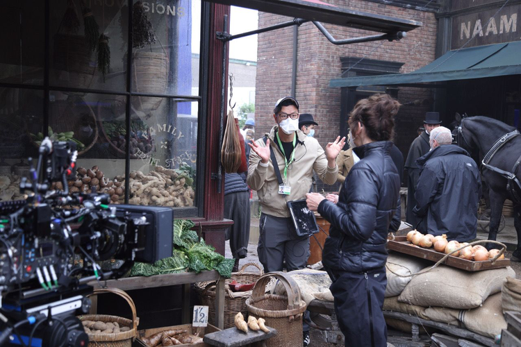 VFX Supervisor Johnny Han discussing a VFX shot with DP Anette Haellmigk. Image source: Anthony Mark Saul.