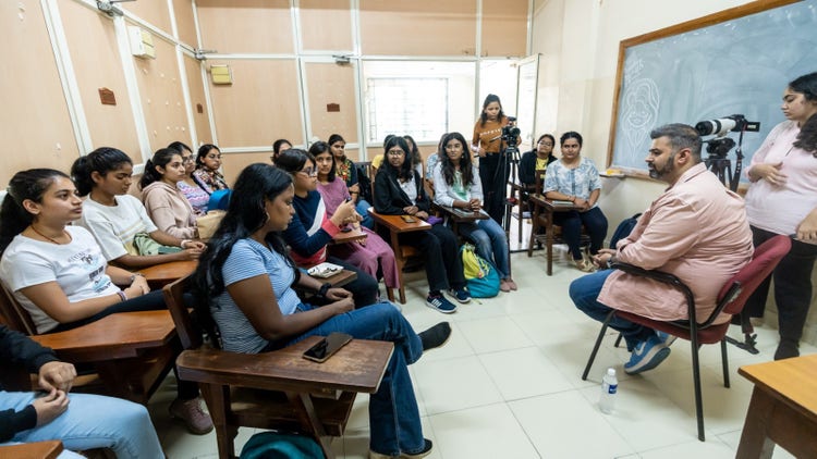 Image of a classroom full of people courtesy of Yuvaa.