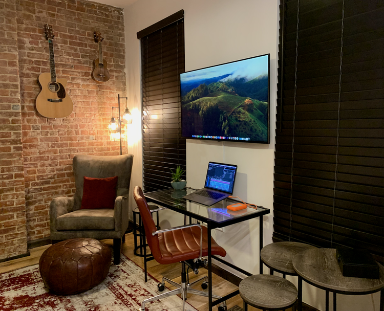 Image of the editor Sofi Marshall's workspace.