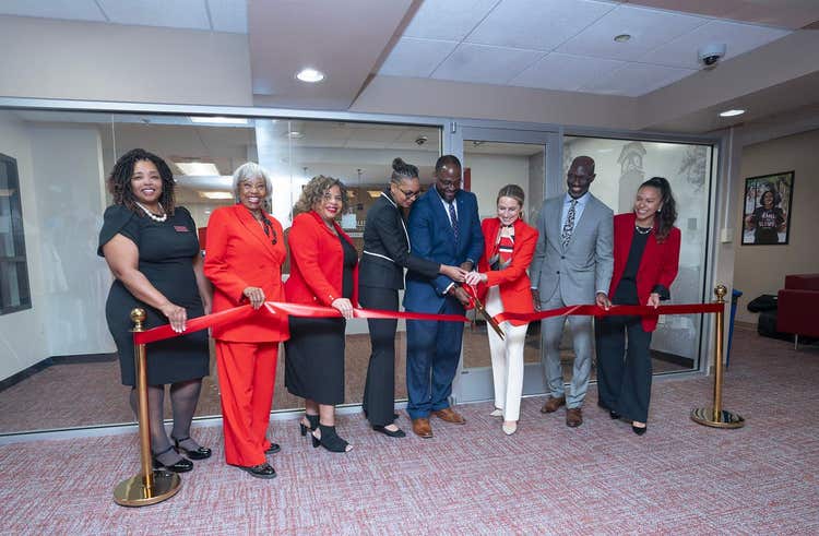Image of Winston-Salem State University faculty cutting a ribbon.
