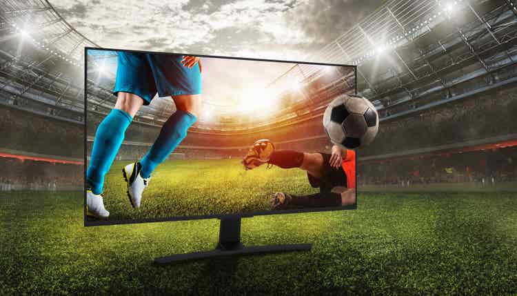 Realistic vision of a soccer game through television broadcasts.