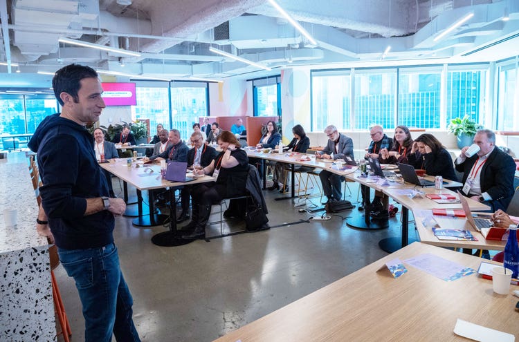 Image of Scott Belsky presenting to a group.