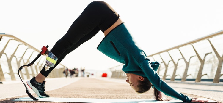 Image of a young woman with a prosthesis doing excercises.