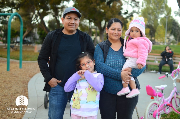 Image of a family of Second Harvest of Silicon Valley.