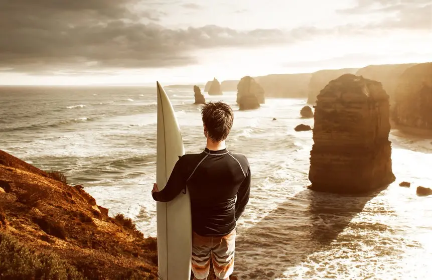 Surfer schaut aufs Meer