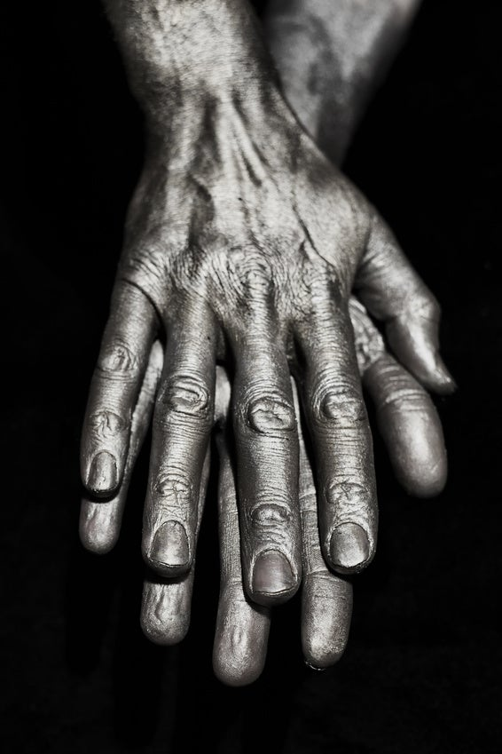 manos metálicas