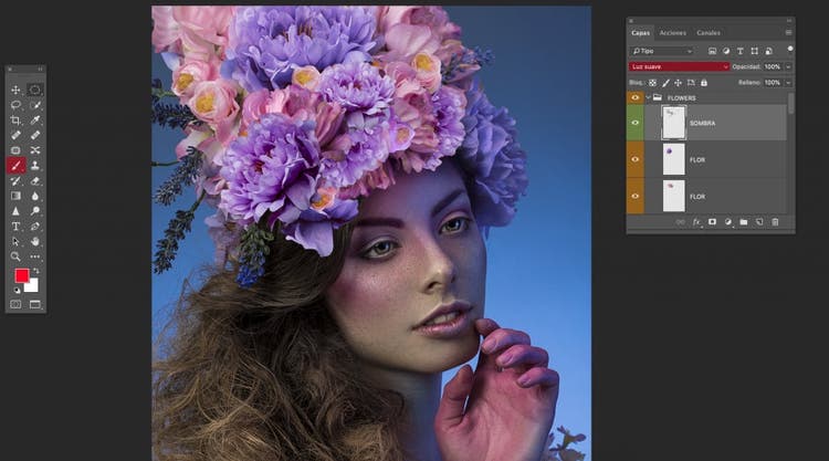 capas y modos de fusion en Photoshop de una fotografia del rostro de una mujer sobre su cabeza un ramo de flores de color rosa y morado