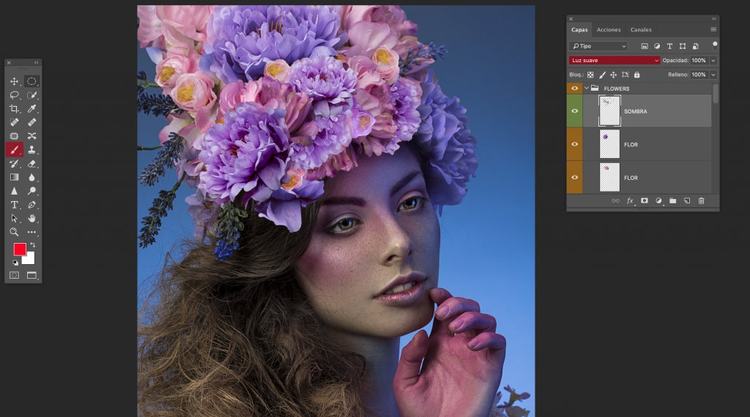 capas y modos de fusion en Photoshop de una fotografia del rostro de una mujer sobre su cabeza un ramo de flores de color rosa y morado