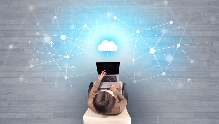 mujer sentada usando su computador portatil sobre el la nube de drive