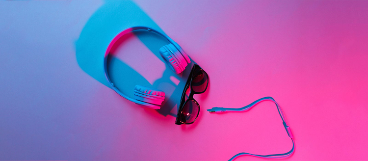 audifonos para streaming, junto a unas gafas de sol