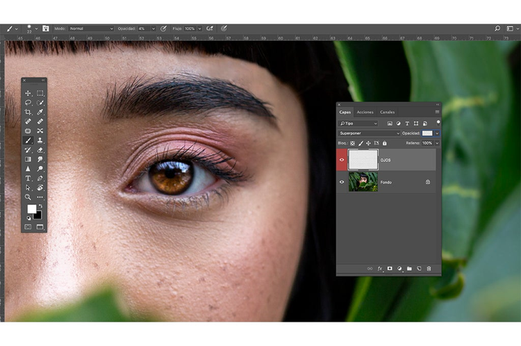 Medio rosto de una joven asiatica ojos color cafe modo fusión superponer en photoshop