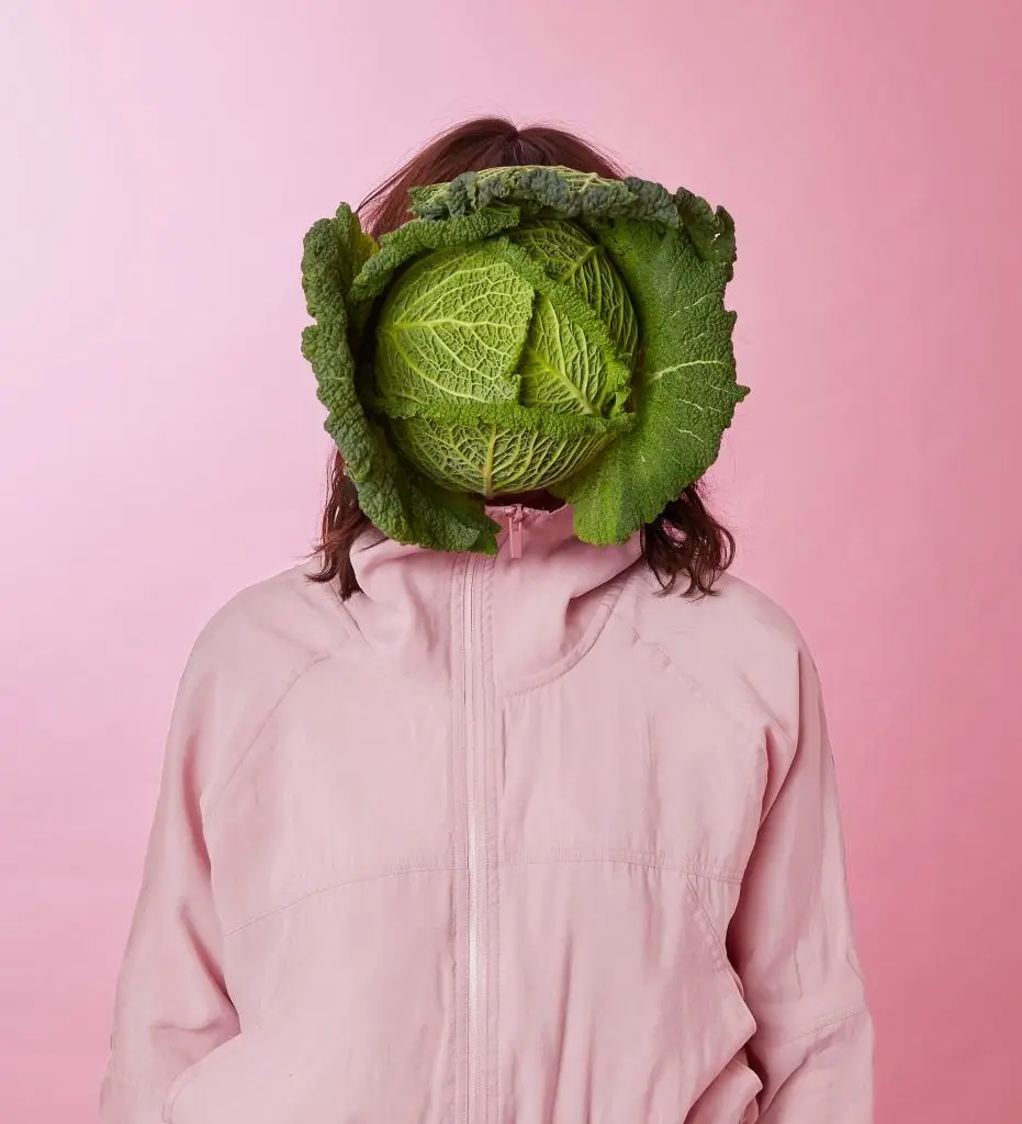 silueta de una mujer y en su rostro un vegetal expresion disruptiva