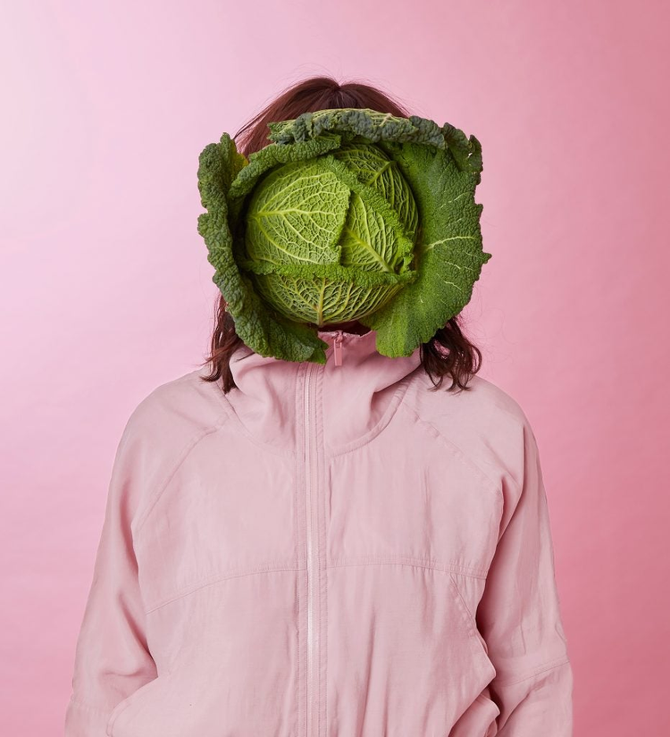silueta de una mujer y en su rostro un vegetal expresion disruptiva