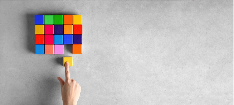 mano de una persona formando un rectangulo con cuadros de colores