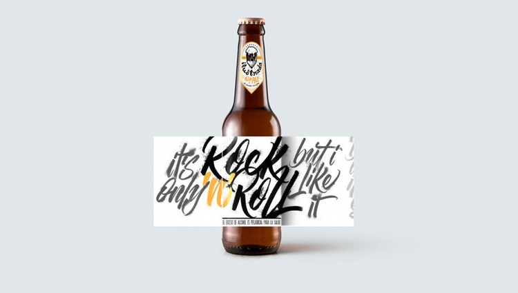 ilustracion de una botella de cerveza con el diseño de una etiqueta de rock and roll