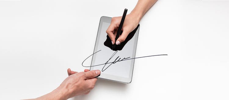 dos manos humanas sobre una tablet firmando un documento digital