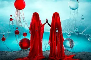 fotografia de dos personas tomandose de las manos sobre ellas las cubre una manta roja detras un fondo azil con circulos rojos y transparentes