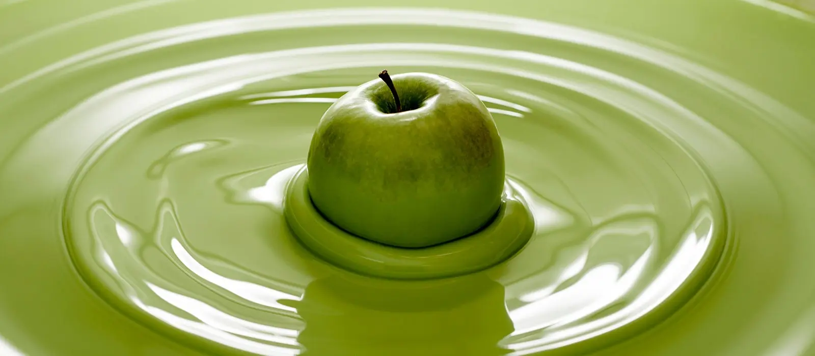Fotografia de una manzana verde, naturaleza muerta