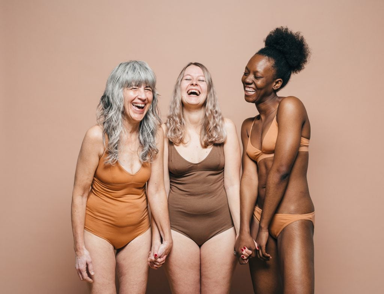Mujeres en vestido de baño colores sepia sonriendo 