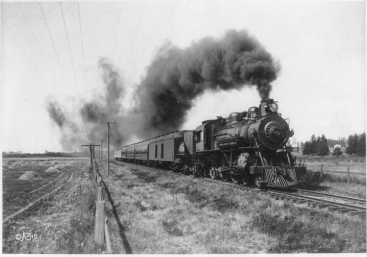 fotografia de un tren sobre la carrilera en blanco y negro
