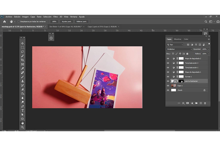 mesa de trabajo en Adobe Photoshop para la creacion de mockups en ejecucion la imagen de un maso de madera sobre una ilustracion de dos personas en un vehiculo