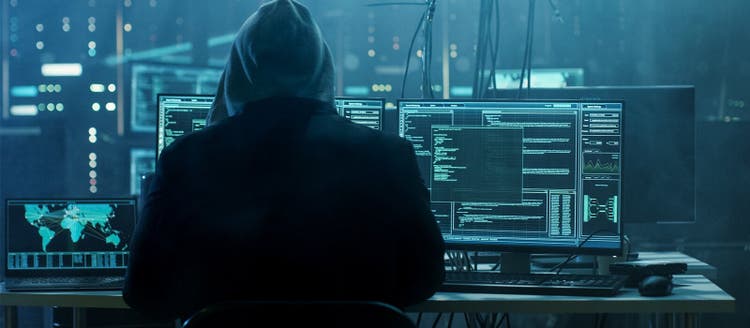 hombre frente a un computador protegiendo sus documentos digitales, ciberseguridad